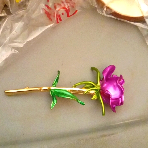 Vintage Jewelry - 😘🥰BEAUTIFUL!/ PURPLE ROSE BROOCH 🌹 😍